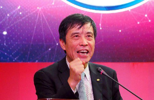 袁弘亮相金鸡奖红毯 佟丽娅身着露肩白裙大秀美腿 2020-11-28 11月28日晚，第33届中国电影金鸡奖闭幕红毯及颁奖典礼在鹭岛厦门举行，电影人佟丽娅、袁弘、马浴柯携手亮相红毯仪式。