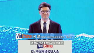艾米莉·布朗特怀孕养狗两不误 挺大肚休闲散步 2013-12-17 2006年凭借《穿普拉达的女王》一炮而红，并获得第64届美国电影金球奖最佳女配角提名的英国女演员艾米莉·布朗特近日在好莱坞被记者拍到挺着大肚牵着爱宠悠闲的在街头散步。